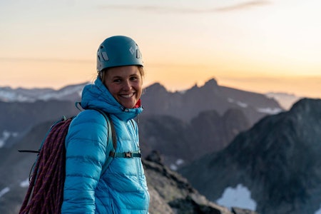 PÅ FJELLET: Ida Elisabeth Nilsen har flytta til Åndalsnes (Næs) og opp på fjellet med hjelm og klatretau.