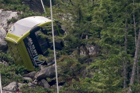 DETTE SYNET MØTTE TURISTENE LØRDAG MORGEN: Sea-to-Sky-gondolen hadde falt til bakken. DETTE SYNET MØTTE TURISTENE LØRDAG MORGEN: Sea-to-Sky-gondolen hadde falt til bakken.