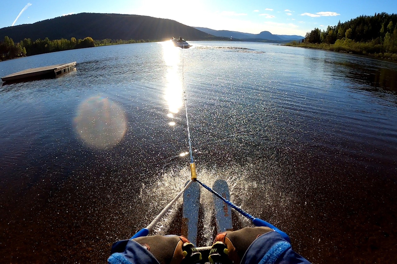 VANNSKI: Se Anders Backe på vannski. Foto: Anders Backe Anders Backe