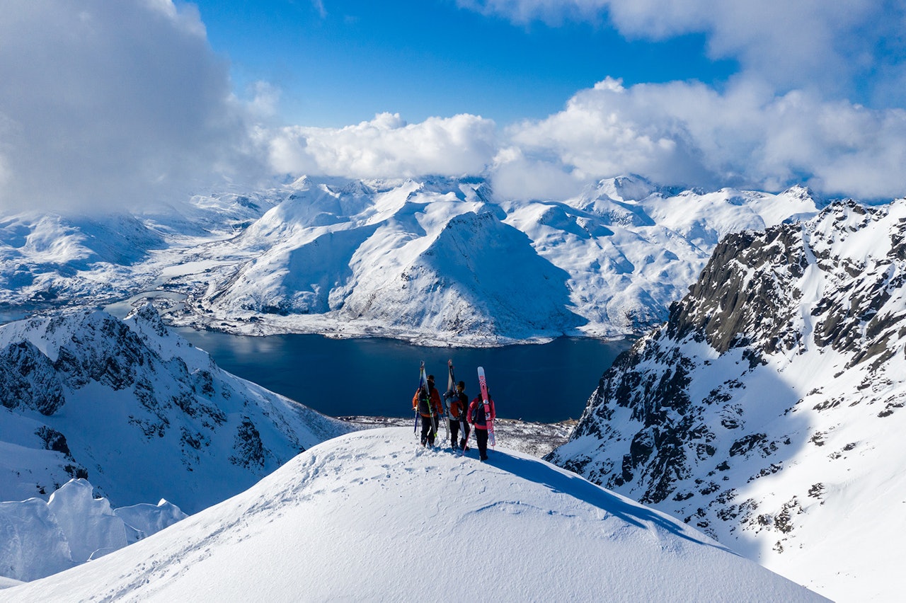Deler av filmen er Winterland er fra Lofoten, her med skikjørerne Sage Cattabriga-Alosa, Ian McIntosh og Christina Lusti. Foto: Ming T. Poon / Winterland Deler av filmen er Winterland er fra Lofoten, her med skikjørerne Sage Cattabriga-Alosa, Ian McIntosh og Christina Lusti. Foto: Ming T. Poon / Winterland