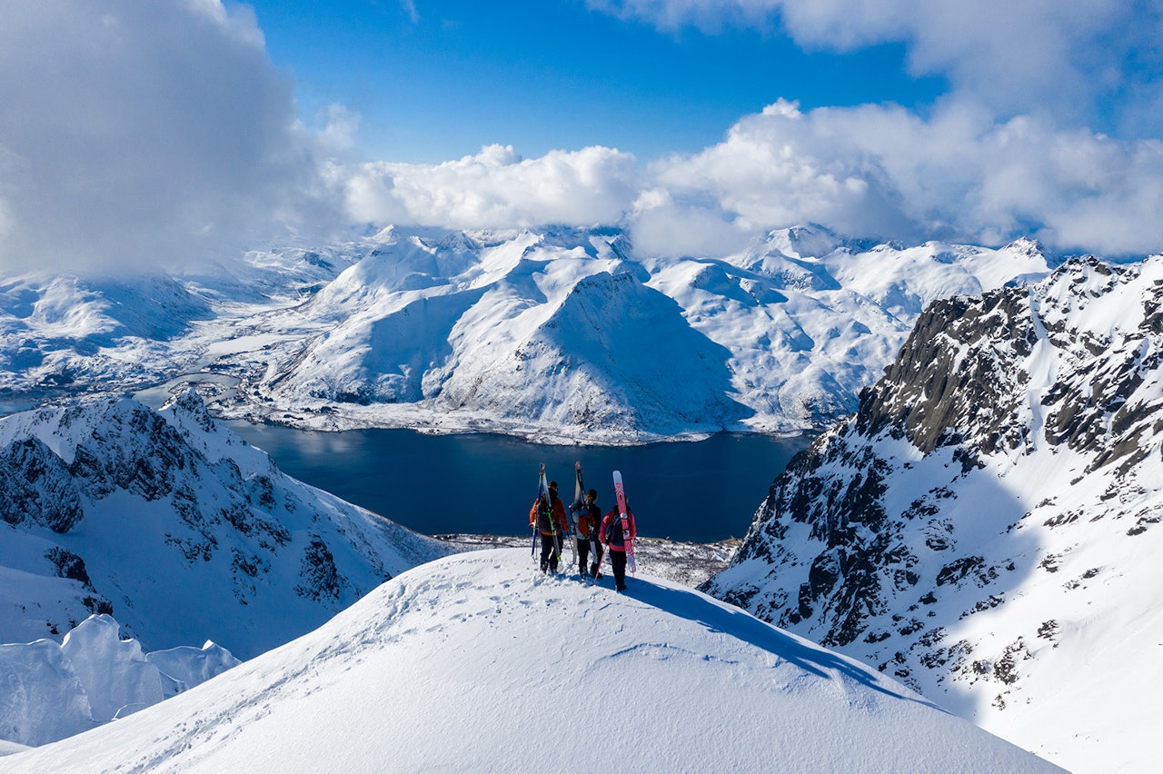 Deler av filmen er Winterland er fra Lofoten, her med skikjørerne Sage Cattabriga-Alosa, Ian McIntosh og Christina Lusti. Foto: Ming T. Poon / Winterland