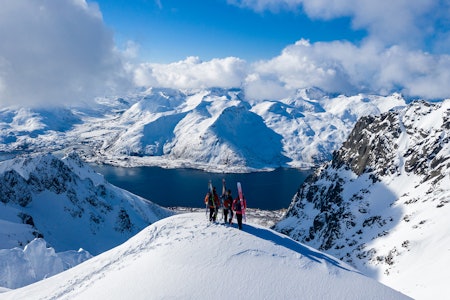 Deler av filmen er Winterland er fra Lofoten, her med skikjørerne Sage Cattabriga-Alosa, Ian McIntosh og Christina Lusti. Foto: Ming T. Poon / Winterland