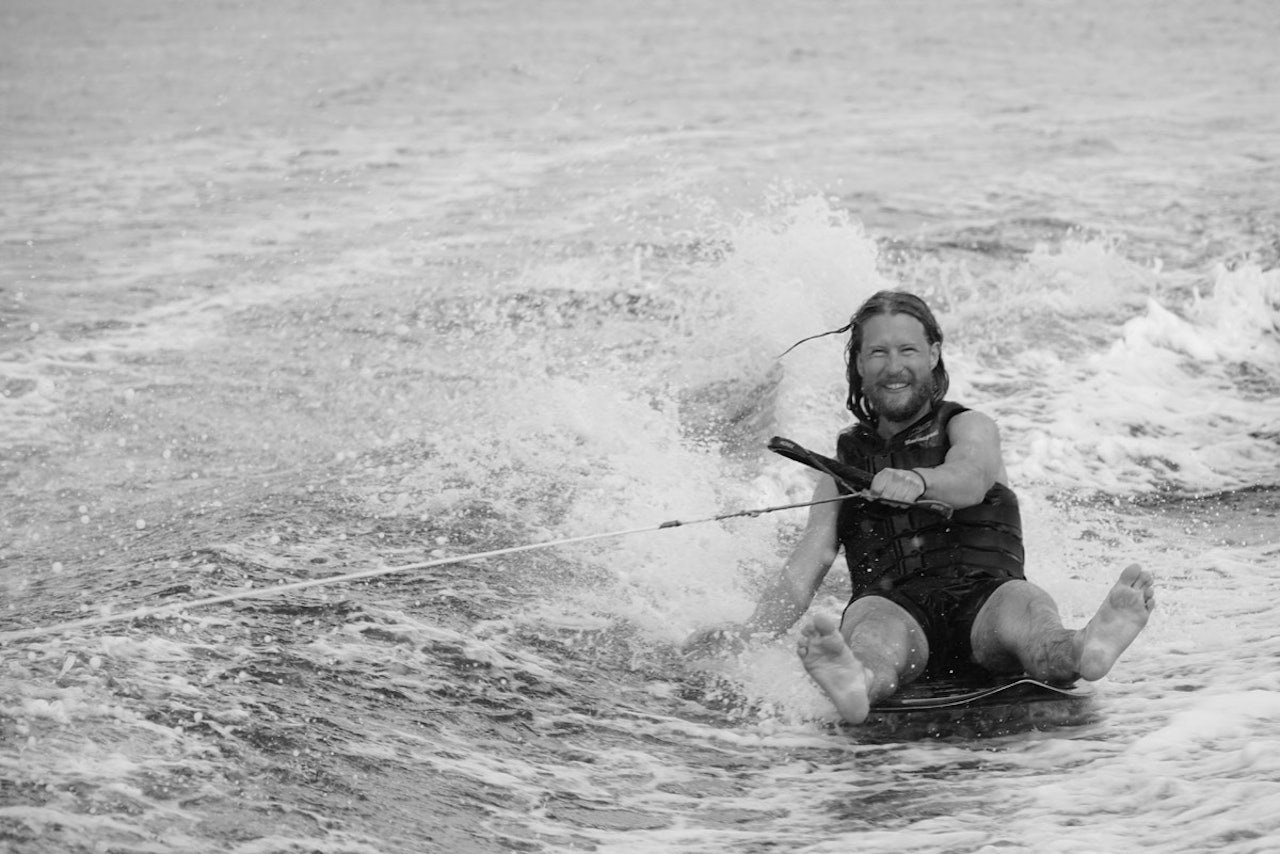 PÅ VANNET: Karl Kristian Muggerud driver med vannsport, smedarbeid og ljåslått i sommer. PÅ VANNET: Karl Kristian Muggerud driver med vannsport, smedarbeid og ljåslått i sommer.