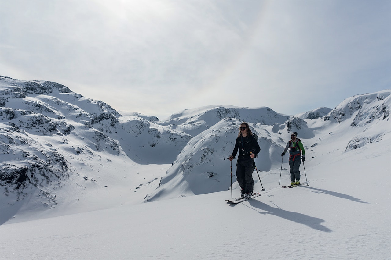 STARTER: Nå starter billettsalget til High Camp Vatnahalsen. Her er Sondre Loftsgarden (t.v.) og Fri Flyt-redaktør Erlend Sande på vei opp i terrenget over Myrdal stasjon. Foto: Bård Basberg High Camp Vatnahalsen