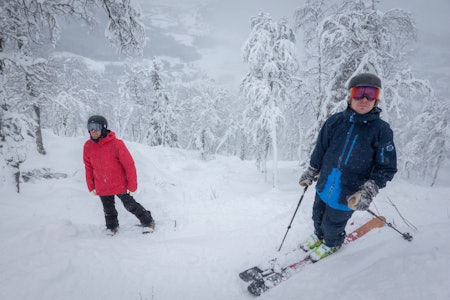 SNØFALL: Hemsedal har fått bra med snø, som ga gode muligheter for frikjøring under sesongstarten. Her er Alexander Hagen og Brynjar Åmot i helga. Foto: Christoffer Bjerkan Hemsedal sesongstart 2020