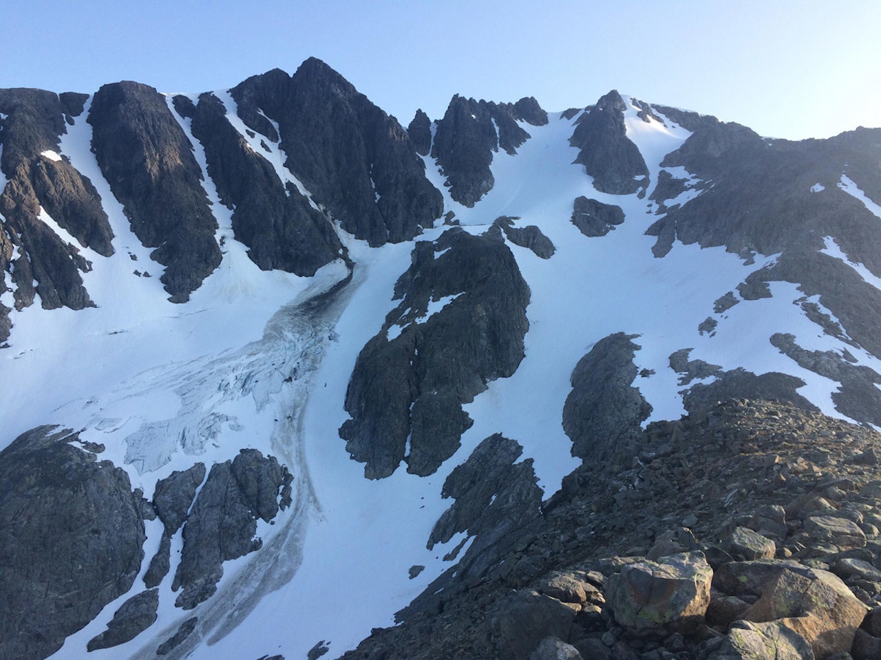 SKIFØRE I AUGUST: Store Kågtind på Skjervøy i Troms har fortsatt fint skiføre – og sesongen ser ut til å vare helt l den begynner på nytt igjen. Foto: Jan Arild Hansen SKIFØRE I AUGUST: Store Kågtind på Skjervøy i Troms har fortsatt fint skiføre – og sesongen ser ut til å vare helt l den begynner på nytt igjen. Foto: Jan Arild Hansen