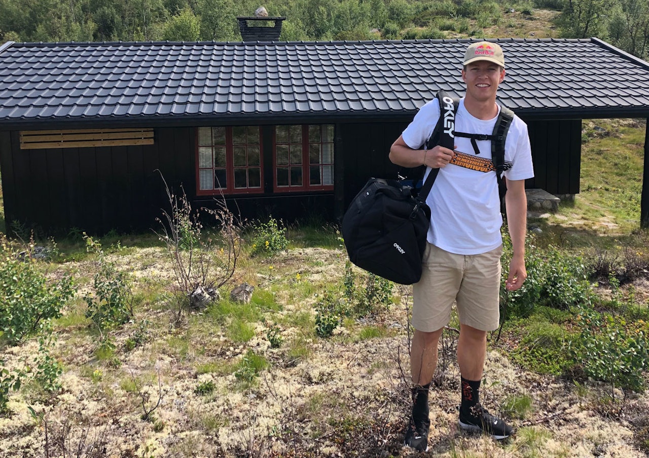EN VANLIG MANN: Noen ganger går Øystein Bråten rundt som en vanlig fyr med ettertrakta sponsor-lue. Her er han på hyttetur med familien på Osjøen i Buskerud.