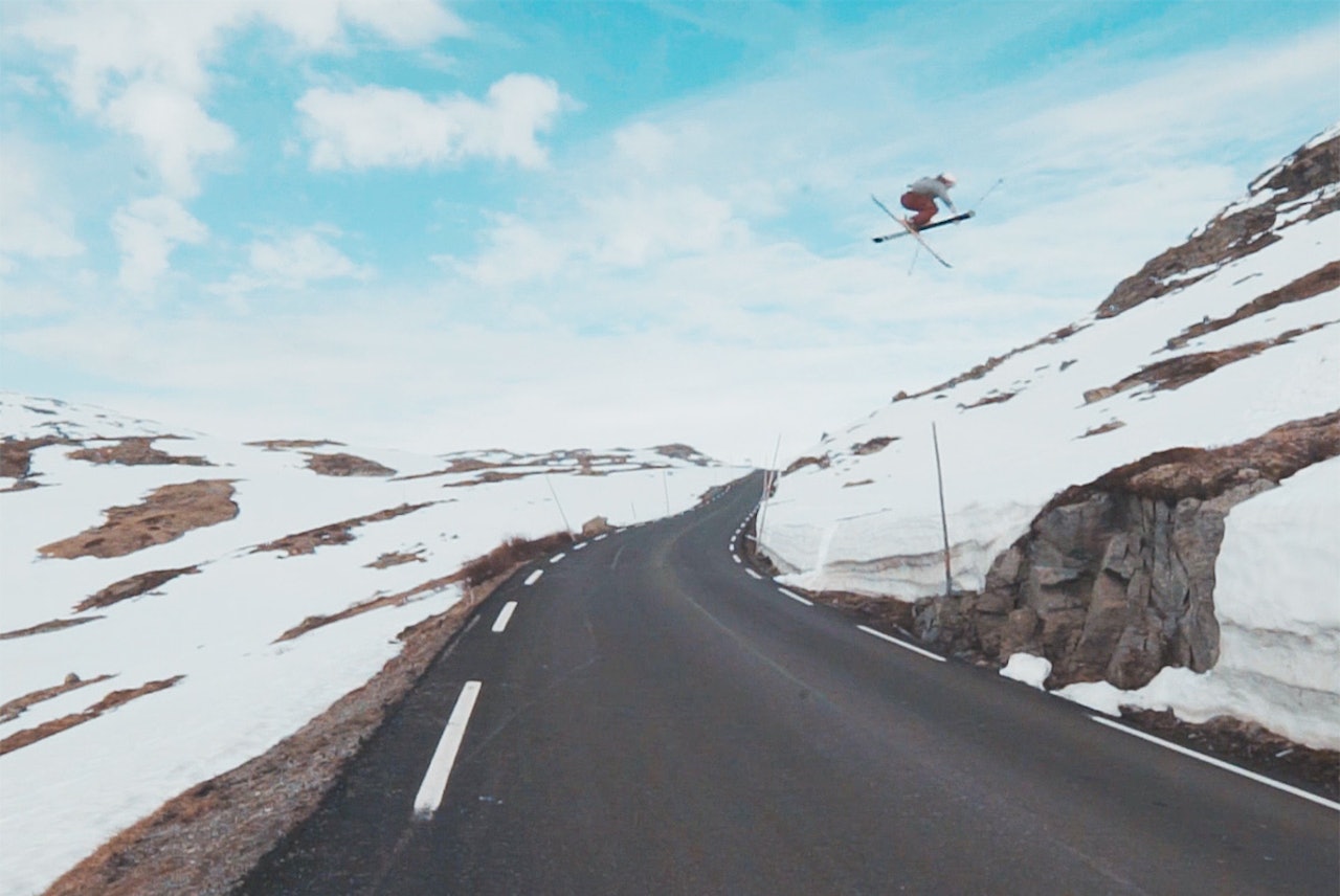 IKKE TOPPTUR: Martin Venedik på vei over Sognefjellsveien med en temmelig solid mutegrab. IKKE TOPPTUR: Martin Venedik på vei over Sognefjellsveien med en temmelig solid mutegrab.