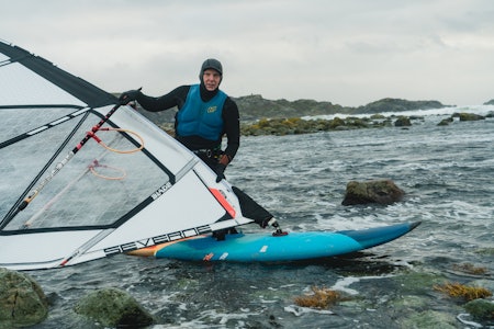 STÅR PÅ KRAVENE: Olav Bleivik hevder at windsurferne er beskyttet av lovverket, blant annet fordi det var stor aktivitet i det uttegnede verneområdet før loven om fuglevern på Mølen ble gjort gjeldende i 1981. Bilde: Christian Nerdrum Olav Bleivik Saltstein windsurfer