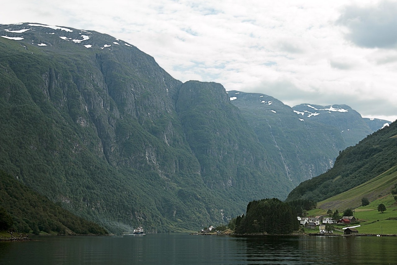 Ruta Marcus Aspsjö har valgt for å svømme Sognefjorden på langs er 230 kilometer og går langs land. Foto: Wikimedia