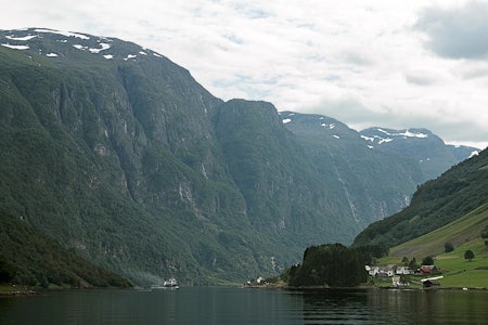 Ruta Marcus Aspsjö har valgt for å svømme Sognefjorden på langs er 230 kilometer og går langs land. Foto: Wikimedia