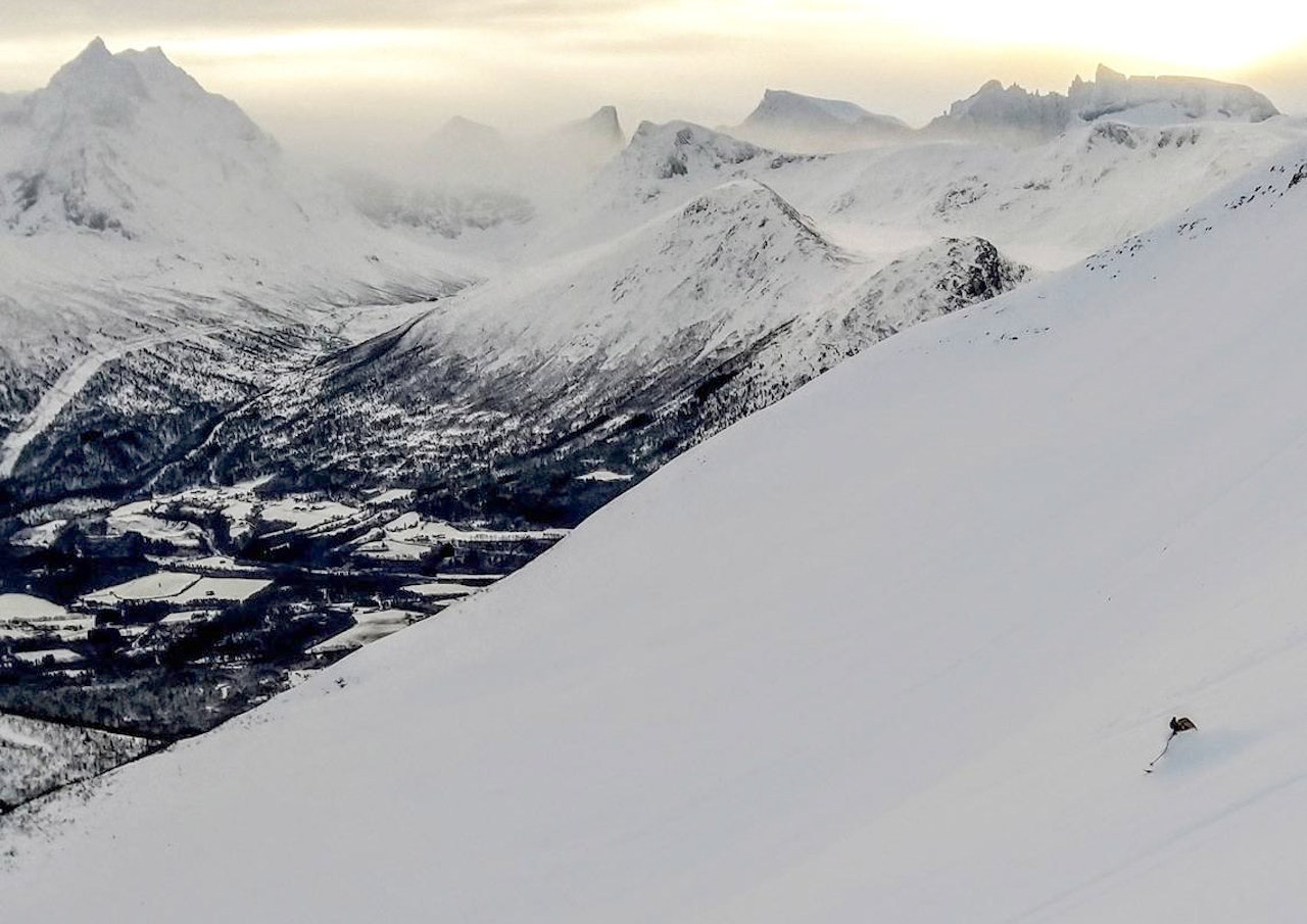 STILLE FØR STORMEN: Asbjørn Aas i fint driv ned Loftskarstind. Mens jeg skriver dette har nok ikke Romsdalen sett solen igjen siden bildet ble tatt - for nå stormer det der. Venjetid til venstre og Trollveggen til høyre i bakgrunnen. Foto: Gjertrud Fallet