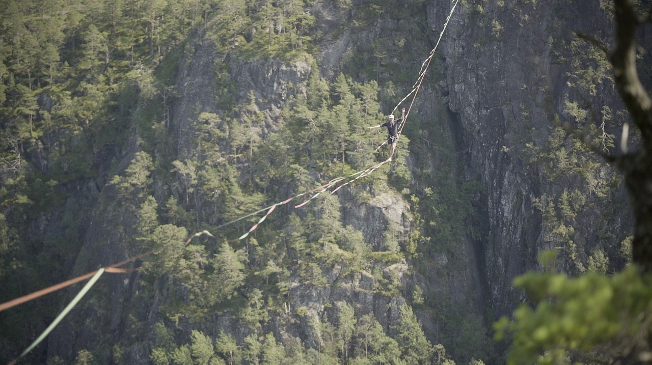 MARTIN GRAVDAL: Her går Martin 325 meter på slakk høyline over Suldalsvatnet tidligere i juli. Det er ny skandinavisk rekord. Foto: Andreas Lange og Borghild Nerheim MARTIN GRAVDAL: Her går Martin 325 meter på slakk høyline over Suldalsvatnet tidligere i juli. Det er ny skandinavisk rekord. Foto: Andreas Lange og Borghild Nerheim