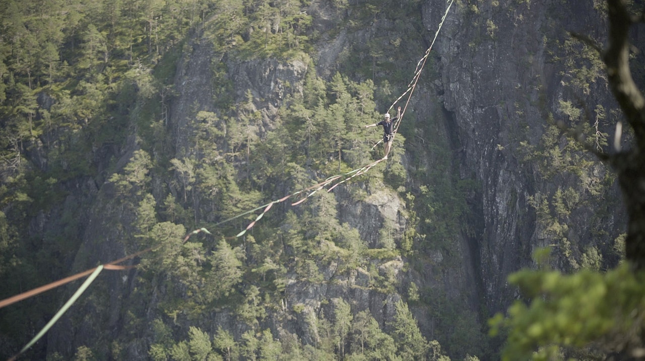 MARTIN GRAVDAL: Her går Martin 325 meter på slakk høyline over Suldalsvatnet tidligere i juli. Det er ny skandinavisk rekord. Foto: Andreas Lange og Borghild Nerheim