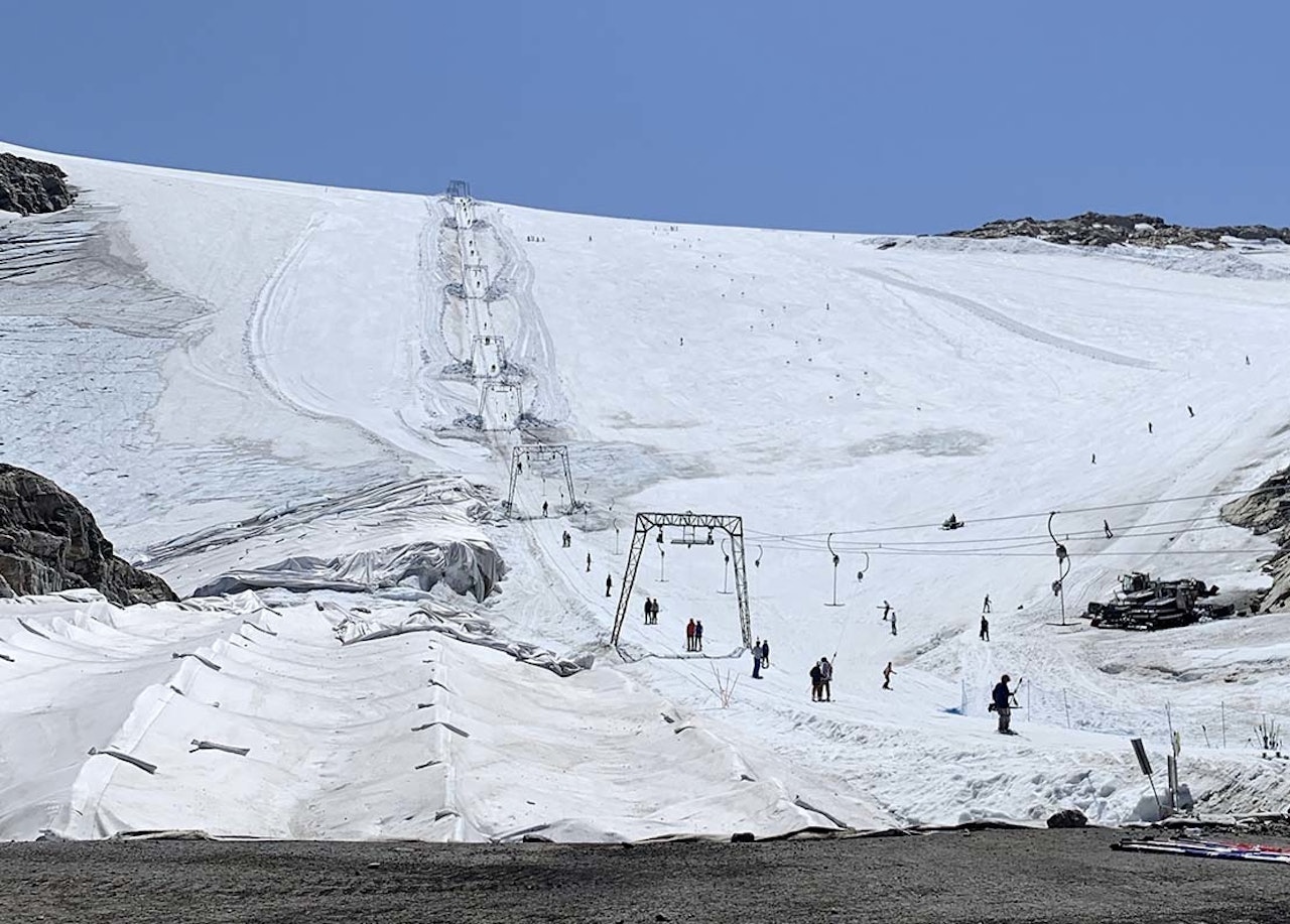 FOLGEFONNA SKISENTER: Varme somre tærer på breen. Foto: Michael Iversen 