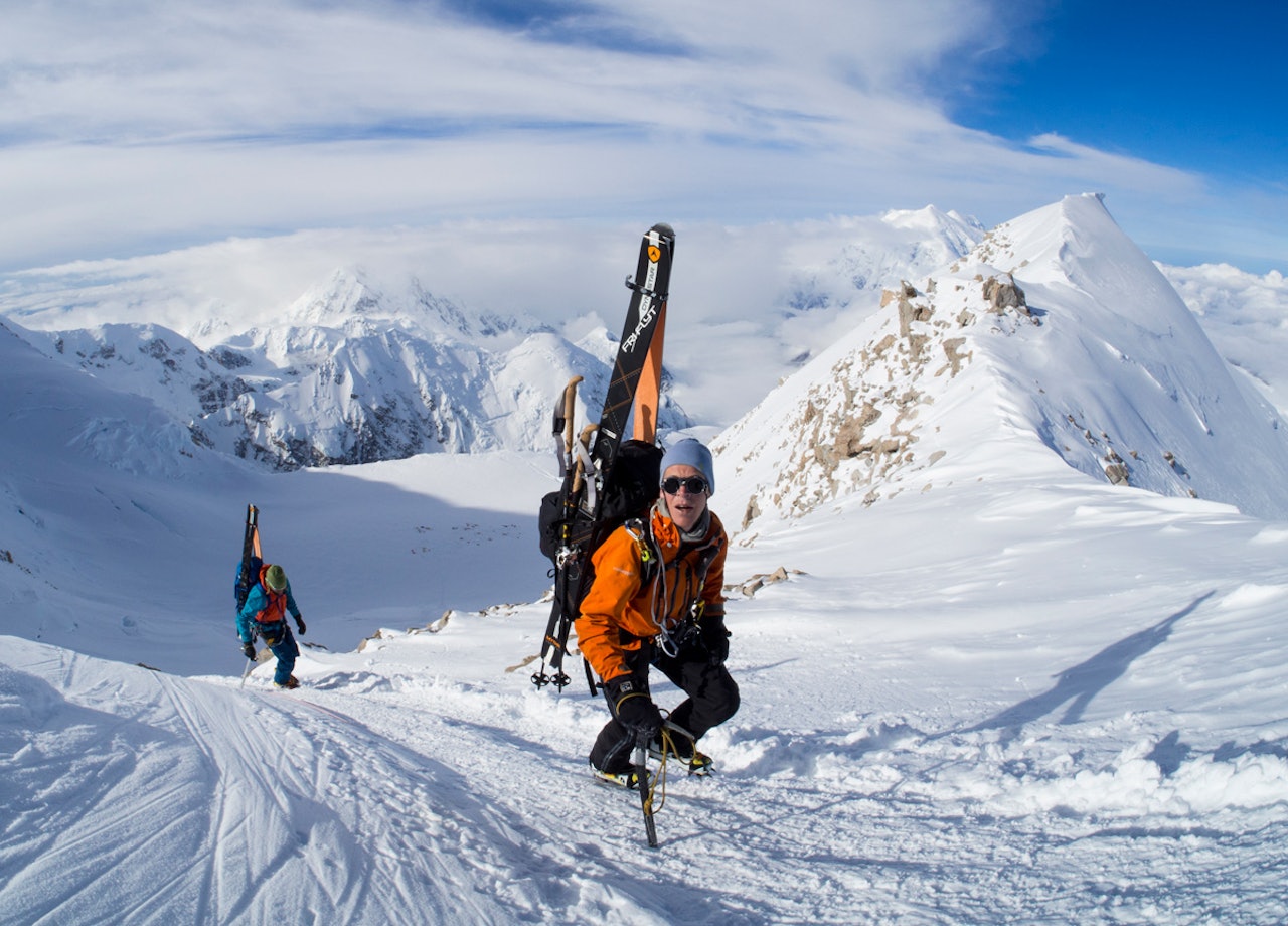 PÅ VEI OPP: …på rekordtid og med ski på sekken som sikrer ikke bare en gøyal nedtur, men også mulighet til å komme seg raskt ned hvis været slår om. PÅ VEI OPP: …på rekordtid og med ski på sekken som sikrer ikke bare en gøyal nedtur, men også mulighet til å komme seg raskt ned hvis været slår om.