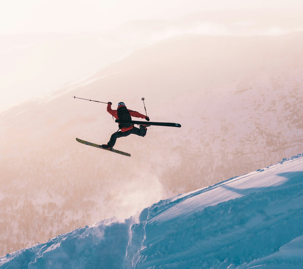 GOD STEMNING: Asgeir Rusti feirer snøfallet med en fet daffy på Bjorli. Foto: Håvard Dalen GOD STEMNING: Asgeir Rusti feirer snøfallet med en fet daffy på Bjorli. Foto: Håvard Dalen
