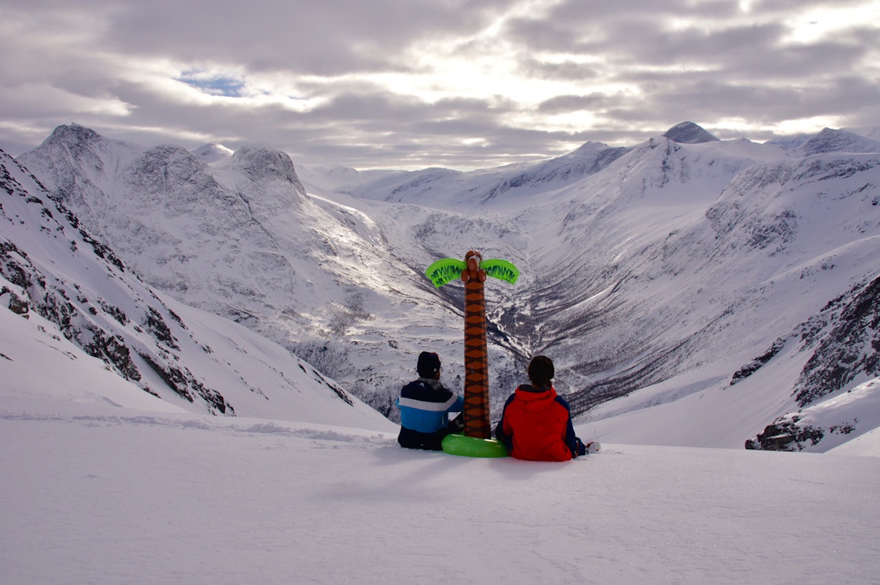 VINNERBILDET: Med en palme og to kompiser på toppen av Litlskjorta i Sunndalsfjella ble Niels Ole Semb ukens Helgebilde-vinner. Foto: Niels Ole Semb VINNERBILDET: Med en palme og to kompiser på toppen av Litlskjorta i Sunndalsfjella ble Niels Ole Semb ukens Helgebilde-vinner. Foto: Niels Ole Semb