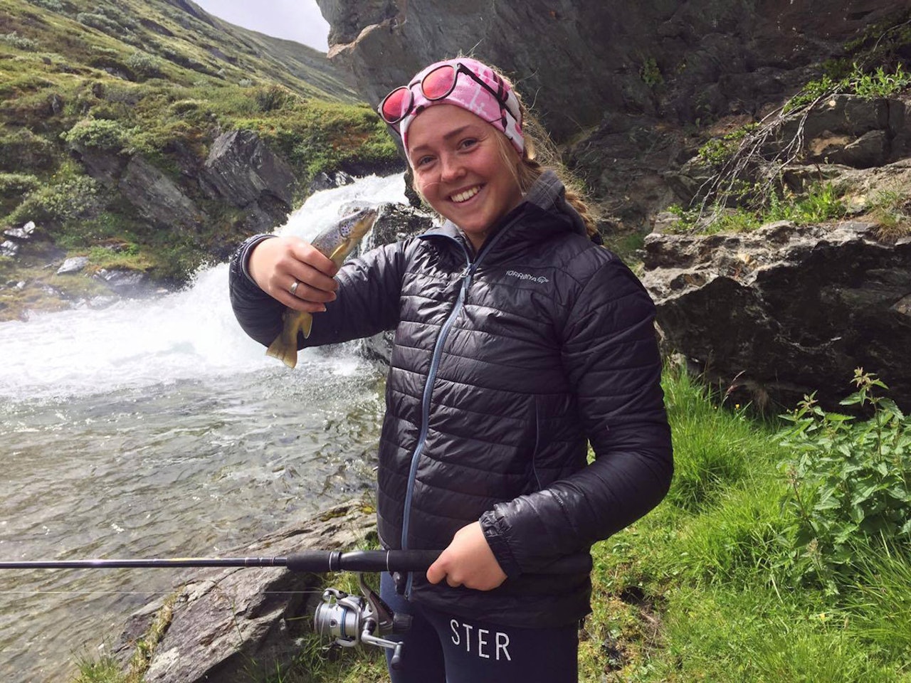 SOMMERTRENING: X Games-vinner Johanne Killi er i ferd med å få orden på hofta igjen etter skaden hun pådro seg i vinter. Rehab´en foregår blant annet på fisketur og på treningssenter.