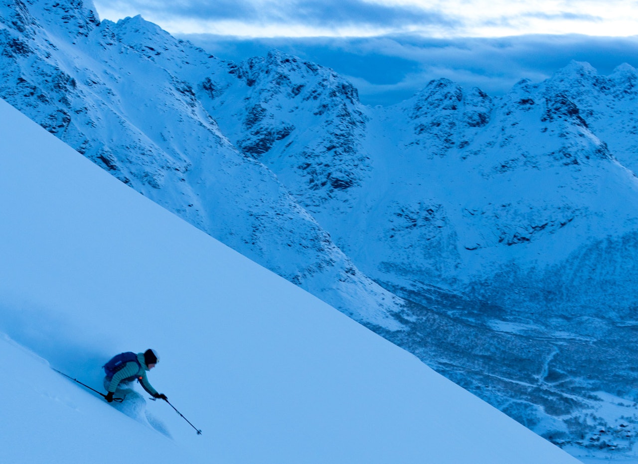 OVERRASKELSE: Når meteorologene melder knapt nok nedbør i det hele tatt, og man bor i Lofoten, da er gleden stor når sånne skiforhold åpenbarer seg om morgenen! Foto: Signar André Nilsen