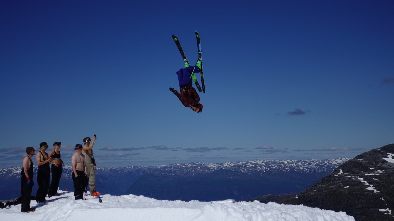 BACKFLIPFESTIVAL: Ingen skicamp uten en drøss backfilps. What!-campen på Folgefonna i år var intet unntak. Foto: David Kantermo BACKFLIPFESTIVAL: Ingen skicamp uten en drøss backfilps. What!-campen på Folgefonna i år var intet unntak. Foto: David Kantermo