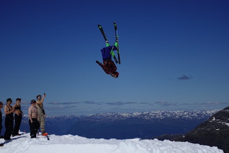 BACKFLIPFESTIVAL: Ingen skicamp uten en drøss backfilps. What!-campen på Folgefonna i år var intet unntak. Foto: David Kantermo