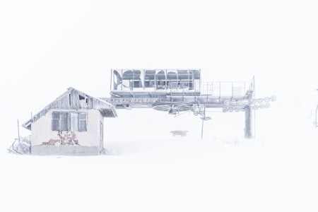 Det ligger mange skiheiser på dette fjellet, men brorparten av de er forlatt. Sist gang noen satte seg på denne stolheisen lå den sikkert i Jugoslavia. Foto: Bård Basberg. Det ligger mange skiheiser på dette fjellet, men brorparten av de er forlatt. Sist gang noen satte seg på denne stolheisen lå den sikkert i Jugoslavia. Foto: Bård Basberg.