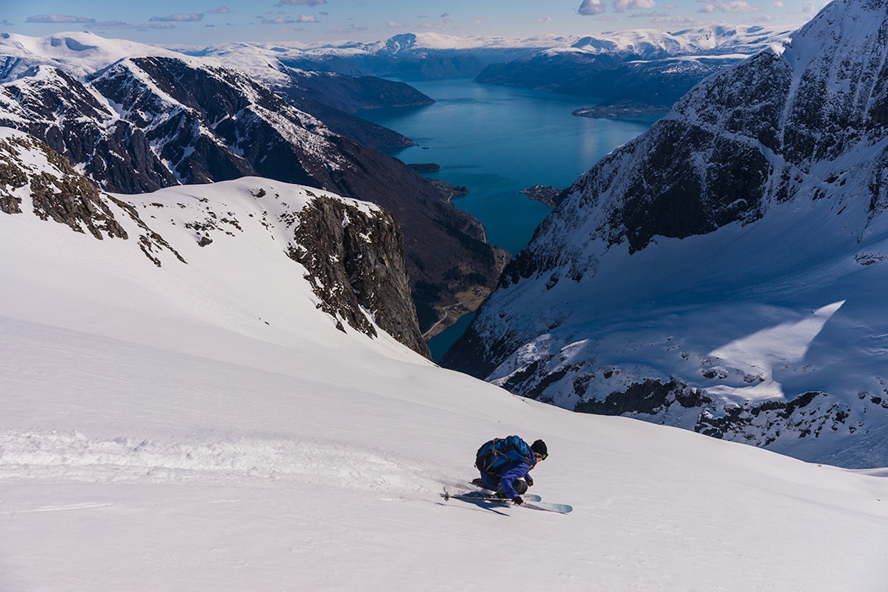 VAKKERT: Sognefjorden byr på en rekke vakre skifjell. Her er Marit Rolvsjord ned mot Esebotn og Balestrand. Foto: Bård Basberg VAKKERT: Sognefjorden byr på en rekke vakre skifjell. Her er Marit Rolvsjord ned mot Esebotn og Balestrand. Foto: Bård Basberg