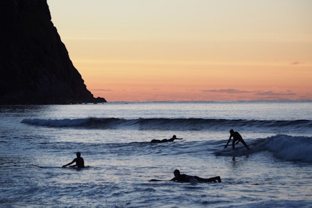 EKSOTISK: Lofoten i september er blant verdens beste steder for en surfcamp – i hvert fall hvis du syns eksotiske bølger er viktigere enn glovarmt vann. EKSOTISK: Lofoten i september er blant verdens beste steder for en surfcamp – i hvert fall hvis du syns eksotiske bølger er viktigere enn glovarmt vann.