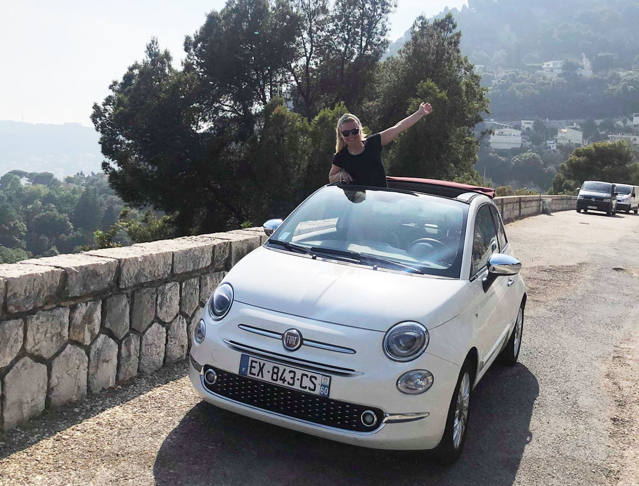 ITALIA: Linn Cecilie Mæhlum nyter livet i en italiensk bil i Italia før hun skal hjem til jobben som gallerisjef på Lillehammer. Foto: Privat ITALIA: Linn Cecilie Mæhlum nyter livet i en italiensk bil i Italia før hun skal hjem til jobben som gallerisjef på Lillehammer. Foto: Privat