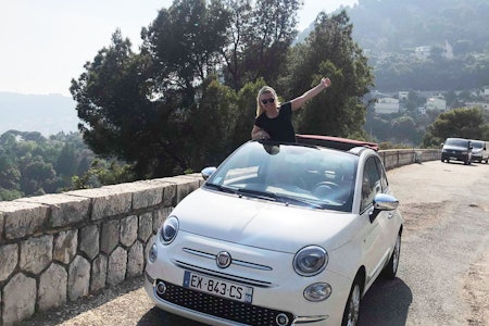 ITALIA: Linn Cecilie Mæhlum nyter livet i en italiensk bil i Italia før hun skal hjem til jobben som gallerisjef på Lillehammer. Foto: Privat