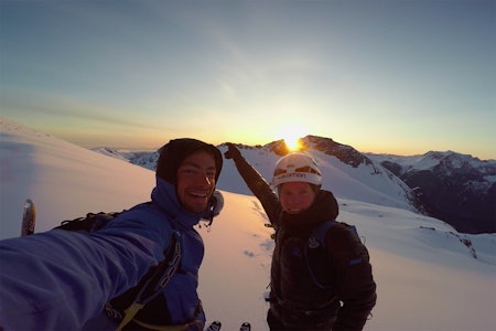 SYV TOPPER: Kilian Jornet (t.v.) og Philipp Brugger helt i starten av turen. Foto: Skjermdump SYV TOPPER: Kilian Jornet (t.v.) og Philipp Brugger helt i starten av turen. Foto: Skjermdump