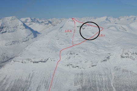 KREVENDE FJELL: Blåbærtinden i Tamokdalen er lett tilgjengelig, men stort og krevende toppturmål. I terrengklassifiseringssystemet ATES beskrives turen opp som kompleks, og på nivå tre, som er skalaens høyeste. Fra boka Toppturer i Norge. KREVENDE FJELL: Blåbærtinden i Tamokdalen er lett tilgjengelig, men stort og krevende toppturmål. I terrengklassifiseringssystemet ATES beskrives turen opp som kompleks, og på nivå tre, som er skalaens høyeste. Fra boka Toppturer i Norge.