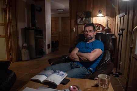 MAKTESLØS: – Alle veier opp til skredområdet er rasutsatt. Det er for farlig. Hadde det vært forsvarlig, så hadde jeg dratt opp selv for å lete. Det som kunne gjøres er gjort, sier Aadne Olsrud, som er nærmeste nabo til Blåbærtinden. Foto: Øistein Norum Monsen, Dagbladet MAKTESLØS: – Alle veier opp til skredområdet er rasutsatt. Det er for farlig. Hadde det vært forsvarlig, så hadde jeg dratt opp selv for å lete. Det som kunne gjøres er gjort, sier Aadne Olsrud, som er nærmeste nabo til Blåbærtinden. Foto: Øistein Norum Monsen, Dagbladet