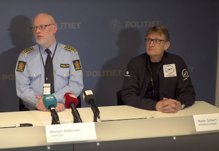 Stabssjef Morten Pettersen ved politiet i Troms (til venstre) og klinikkoverlege ved universitetssykehuset Nord-Norge Mads Gilbert under pressekonferansen fredag ettermiddag.