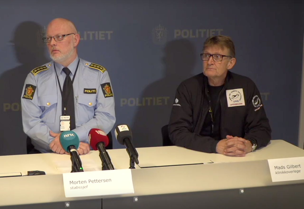 Stabssjef Morten Pettersen ved politiet i Troms (til venstre) og klinikkoverlege ved universitetssykehuset Nord-Norge Mads Gilbert under pressekonferansen fredag ettermiddag. Stabssjef Morten Pettersen ved politiet i Troms (til venstre) og klinikkoverlege ved universitetssykehuset Nord-Norge Mads Gilbert under pressekonferansen fredag ettermiddag.