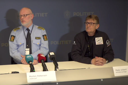 Stabssjef Morten Pettersen ved politiet i Troms (til venstre) og klinikkoverlege ved universitetssykehuset Nord-Norge Mads Gilbert under pressekonferansen fredag ettermiddag.