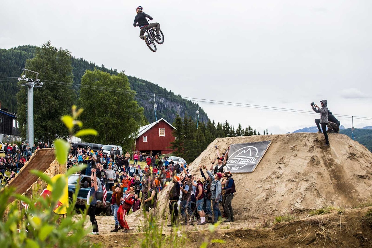 EN TI ÅR LANG FEST: Huckfest Bike Festival feirer tiårsjubileum i sommer – det feirer vi med bildespesial fra de ti første årene med Norges artigste sykkelfestival. Mads «Makken» Haugen er blant de som har satt mest preg på Huckfest opp gjennom årene. Bilde: Andreas Løve Storm Fausko