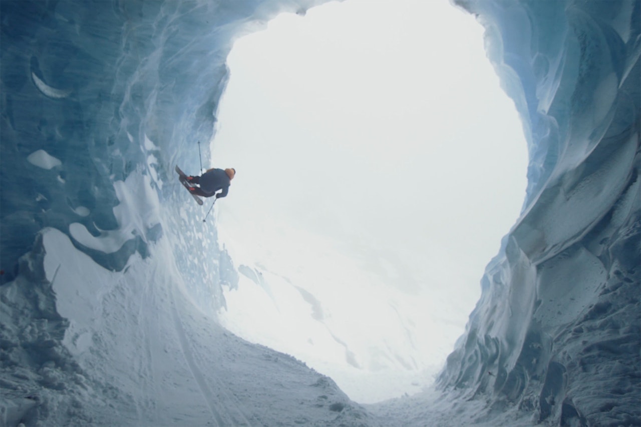 PÅ EN ISBRE: Se Sam Favrets vanvittige kjøring. Foto: Skjermdump PÅ EN ISBRE: Se Sam Favrets vanvittige kjøring. Foto: Skjermdump