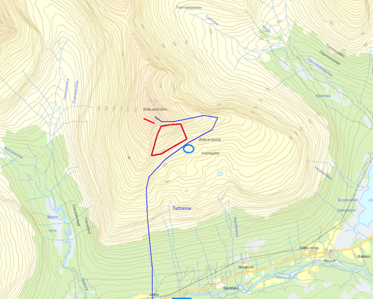 Kartet viser Blåbærfjellet i Tamokdalen. Skredområdet markert i rødt. Normalrute til toppen markert i blått. Illustrasjon: Politiet