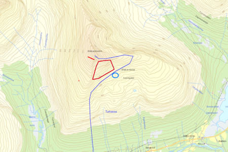 Kartet viser Blåbærfjellet i Tamokdalen. Skredområdet markert i rødt. Normalrute til toppen markert i blått. Illustrasjon: Politiet