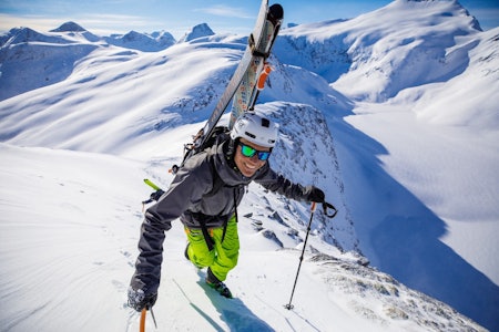 Turguide Asbjørn Eggebø Næss inviterer seks skifrelste på Nordvestlandets indrefilet med turen «Omvegen til Helvetestinden» i mai. Foto: Terje Aamodt