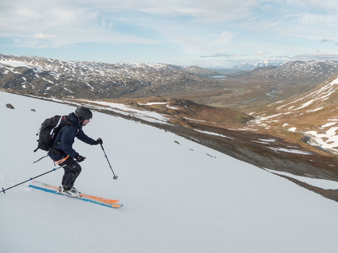 SOMMERSKI: Anders Stormo nyter nydelig skiføre i Ofoten i slutten av juni 2019. Foto: Timme Ellingjord