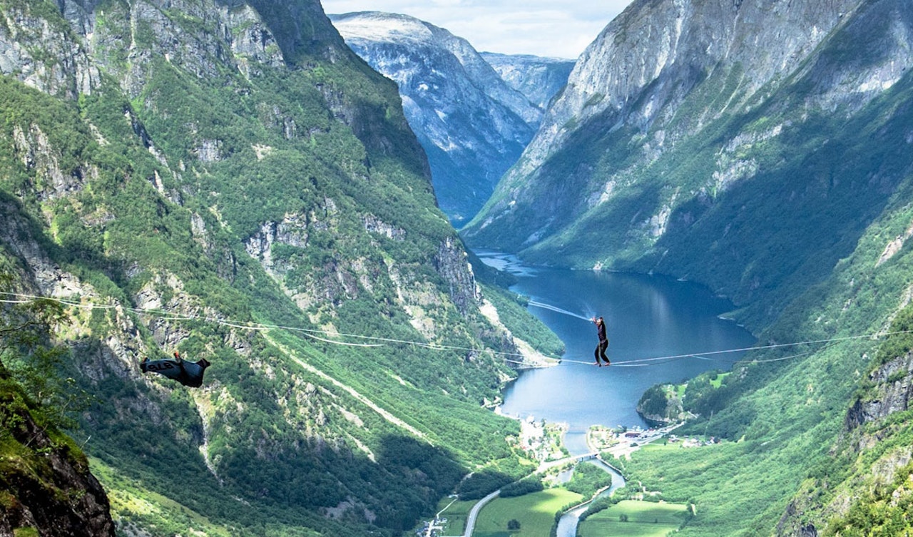 DET KJEM AN PÅ MOR DI: Naturens ekstreme ro møter ekstremsportens rå hastigheiter i dette vanvittige stuntet på Veko. To Erik Heimen flyr under den slakke lina. Foto: Einar Såkvitne DET KJEM AN PÅ MOR DI: Naturens ekstreme ro møter ekstremsportens rå hastigheiter i dette vanvittige stuntet på Veko. To Erik Heimen flyr under den slakke lina. Foto: Einar Såkvitne