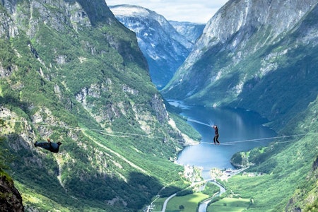 DET KJEM AN PÅ MOR DI: Naturens ekstreme ro møter ekstremsportens rå hastigheiter i dette vanvittige stuntet på Veko. To Erik Heimen flyr under den slakke lina. Foto: Einar Såkvitne DET KJEM AN PÅ MOR DI: Naturens ekstreme ro møter ekstremsportens rå hastigheiter i dette vanvittige stuntet på Veko. To Erik Heimen flyr under den slakke lina. Foto: Einar Såkvitne