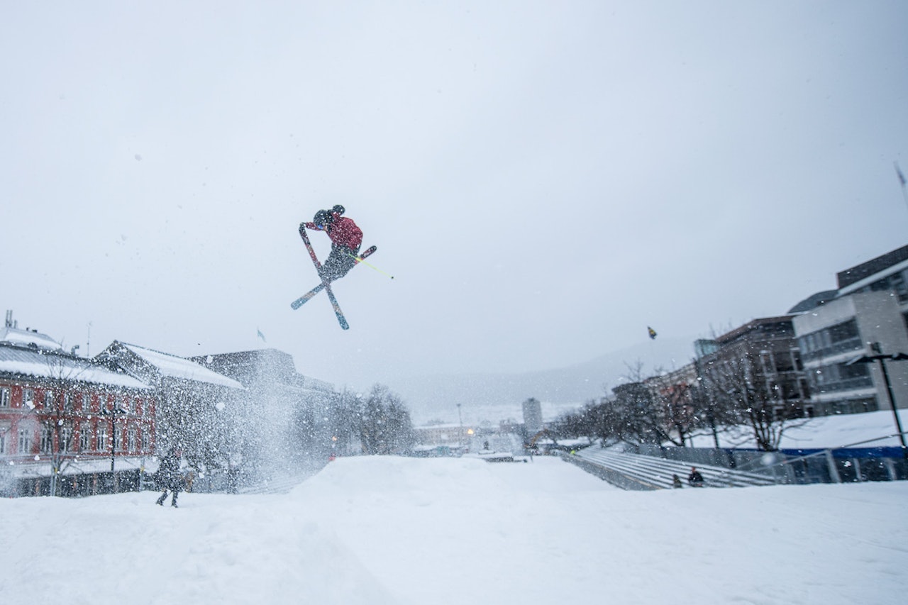 BACKEPROSJEKT: Anders Backe er flink til å finne på kreative vrier på skikjøringa si. Sist betydde det å hoppe midt i Drammen, på langrennsfolkets domene. Foto: Vegard Breie BACKEPROSJEKT: Anders Backe er flink til å finne på kreative vrier på skikjøringa si. Sist betydde det å hoppe midt i Drammen, på langrennsfolkets domene. Foto: Vegard Breie