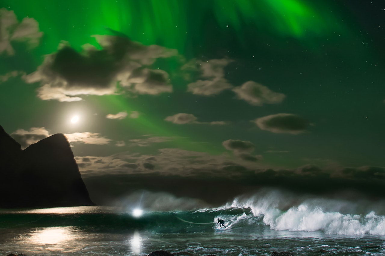 NORDLYS: Se hvordan de tok det fantastiske bildet av Mick Fanning. (Bildet ovenfor er croppet - egentlig er det et høydebilde. Se hele bildet i galleriet nedenfor). Foto: Mats Grimsæth og Emil Kjos Sollie NORDLYS: Se hvordan de tok det fantastiske bildet av Mick Fanning. (Bildet ovenfor er croppet - egentlig er det et høydebilde. Se hele bildet i galleriet nedenfor). Foto: Mats Grimsæth og Emil Kjos Sollie