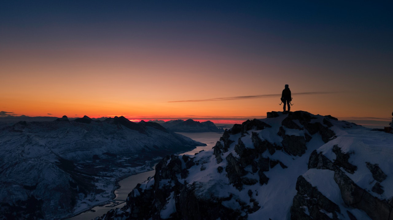 MAGISK: Lyset i desember er noe helt spesielt - særlig når forholdene er som dette. Fra Liatinden på Helgeland. Foto: Signar Nilsen