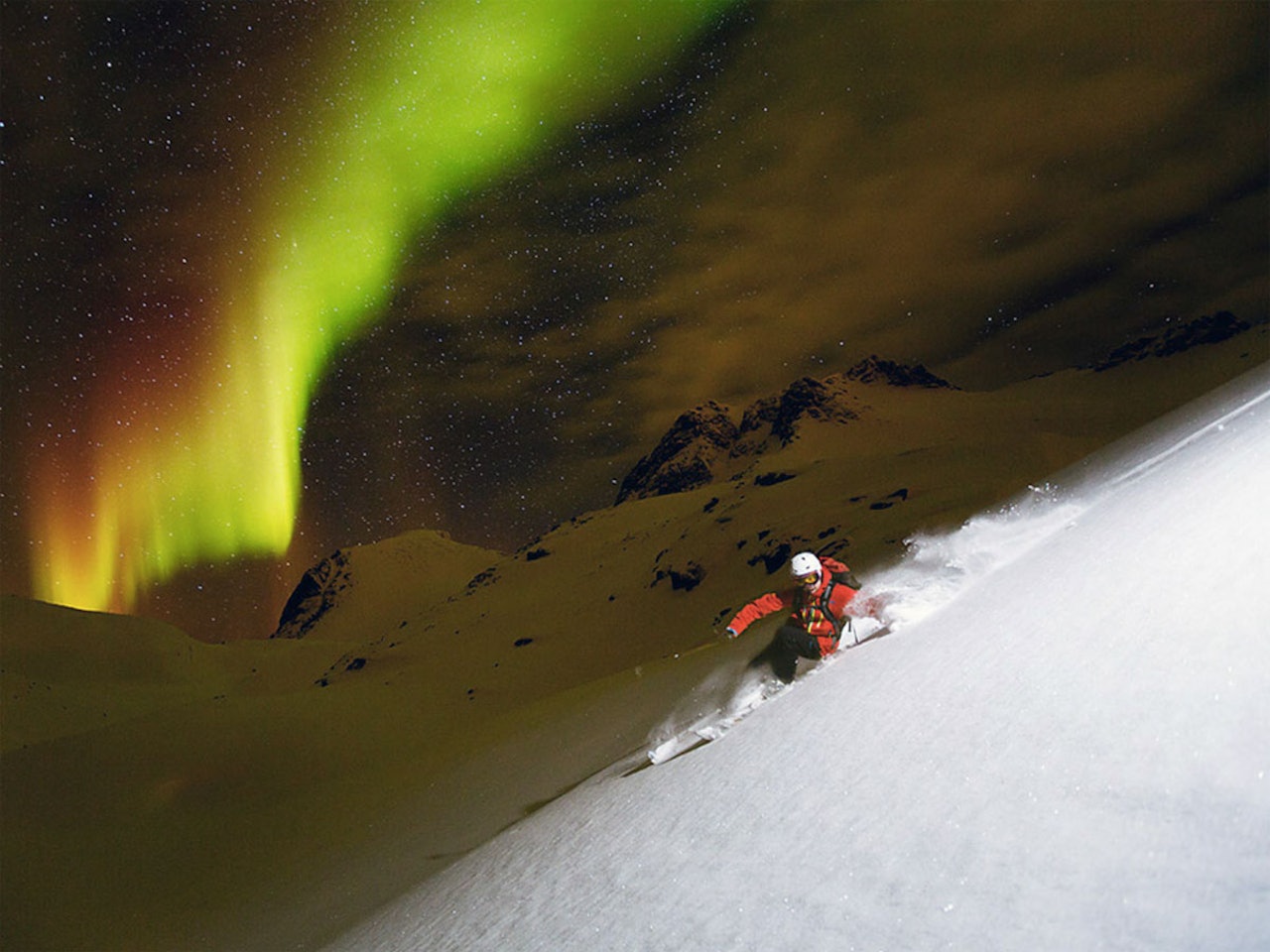 NORDLYS-SPESIAL: Det er ingen tvil om at skikjøring med nordlyset hengende over seg er en opplevelse av de sjeldne. Foto: Fredrik Schenholm
