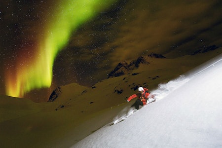 NORDLYS-SPESIAL: Det er ingen tvil om at skikjøring med nordlyset hengende over seg er en opplevelse av de sjeldne. Foto: Fredrik Schenholm NORDLYS-SPESIAL: Det er ingen tvil om at skikjøring med nordlyset hengende over seg er en opplevelse av de sjeldne. Foto: Fredrik Schenholm